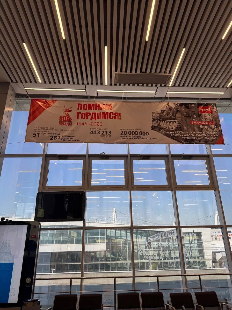 Напольные наклейки и разметка в паркинге